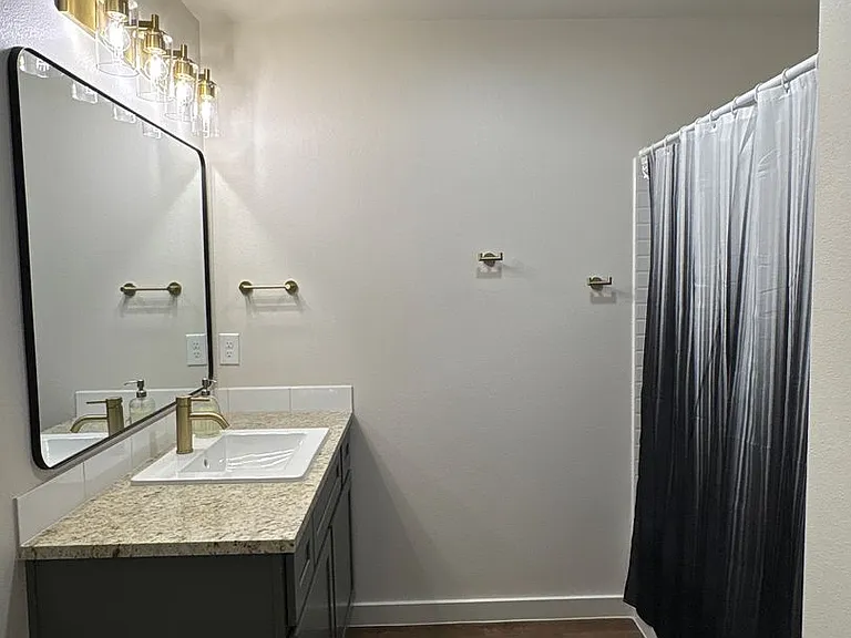 2515 Kenwood Ave — Photo 6