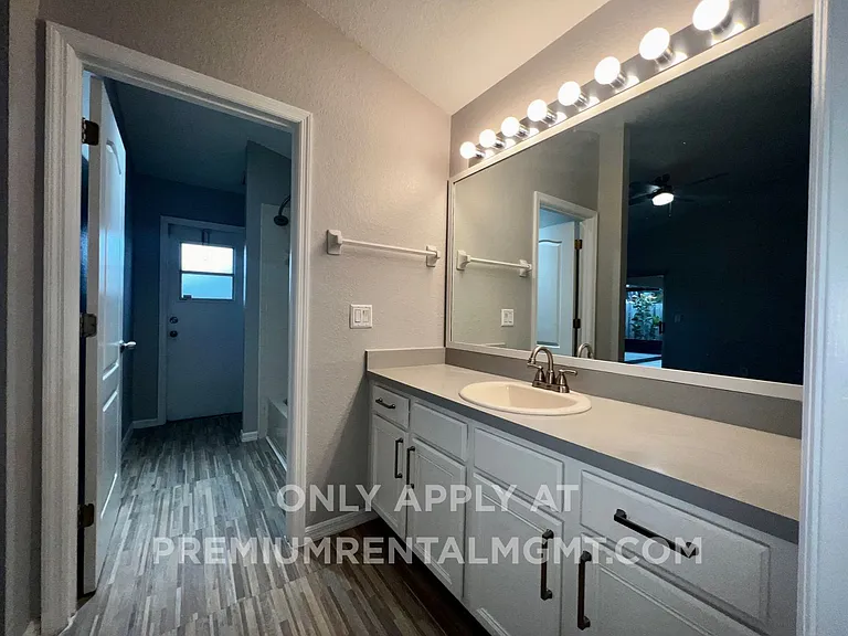 2620 Regency Oak Ln — Photo 11