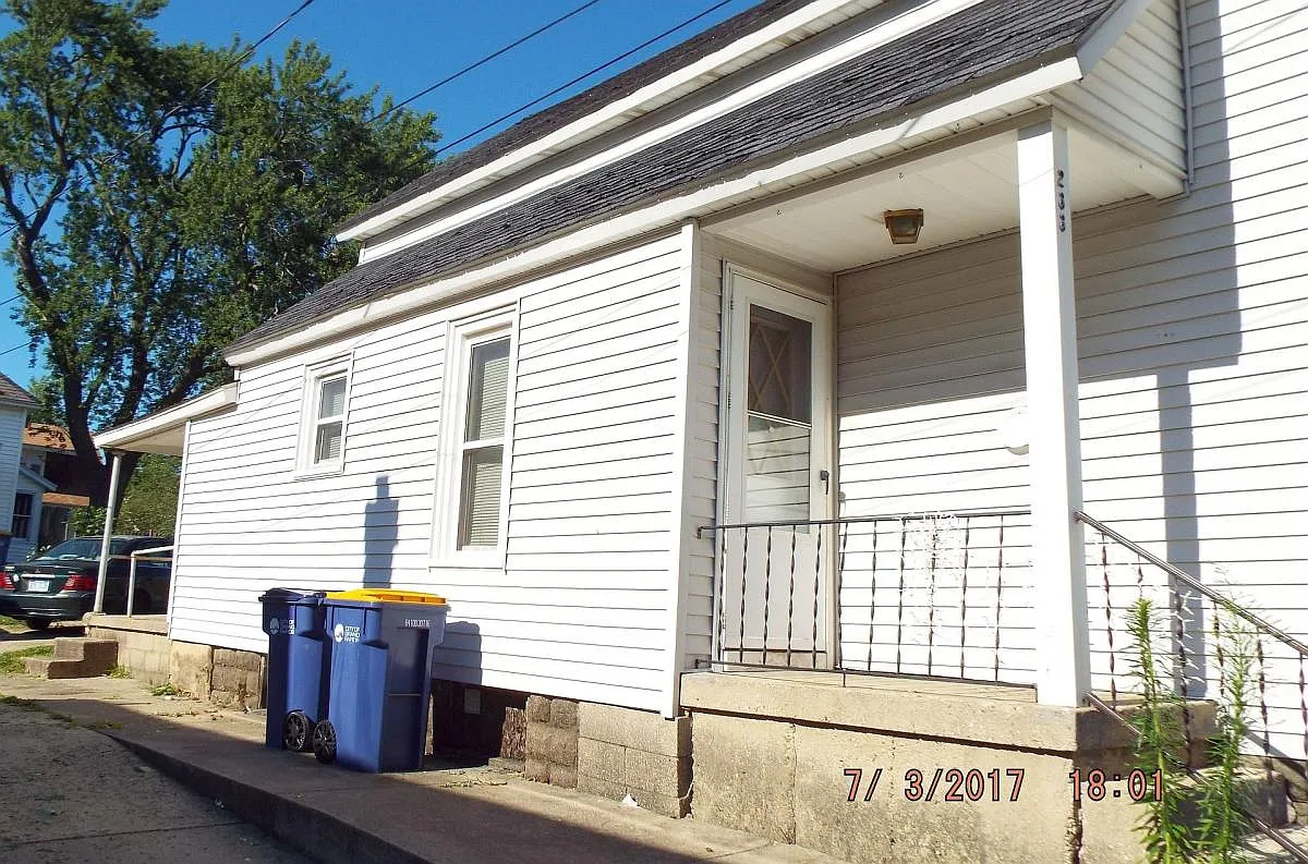 233 Burr Oak Street NE — Photo 2