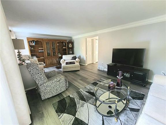 4th image of 336 Central Dr