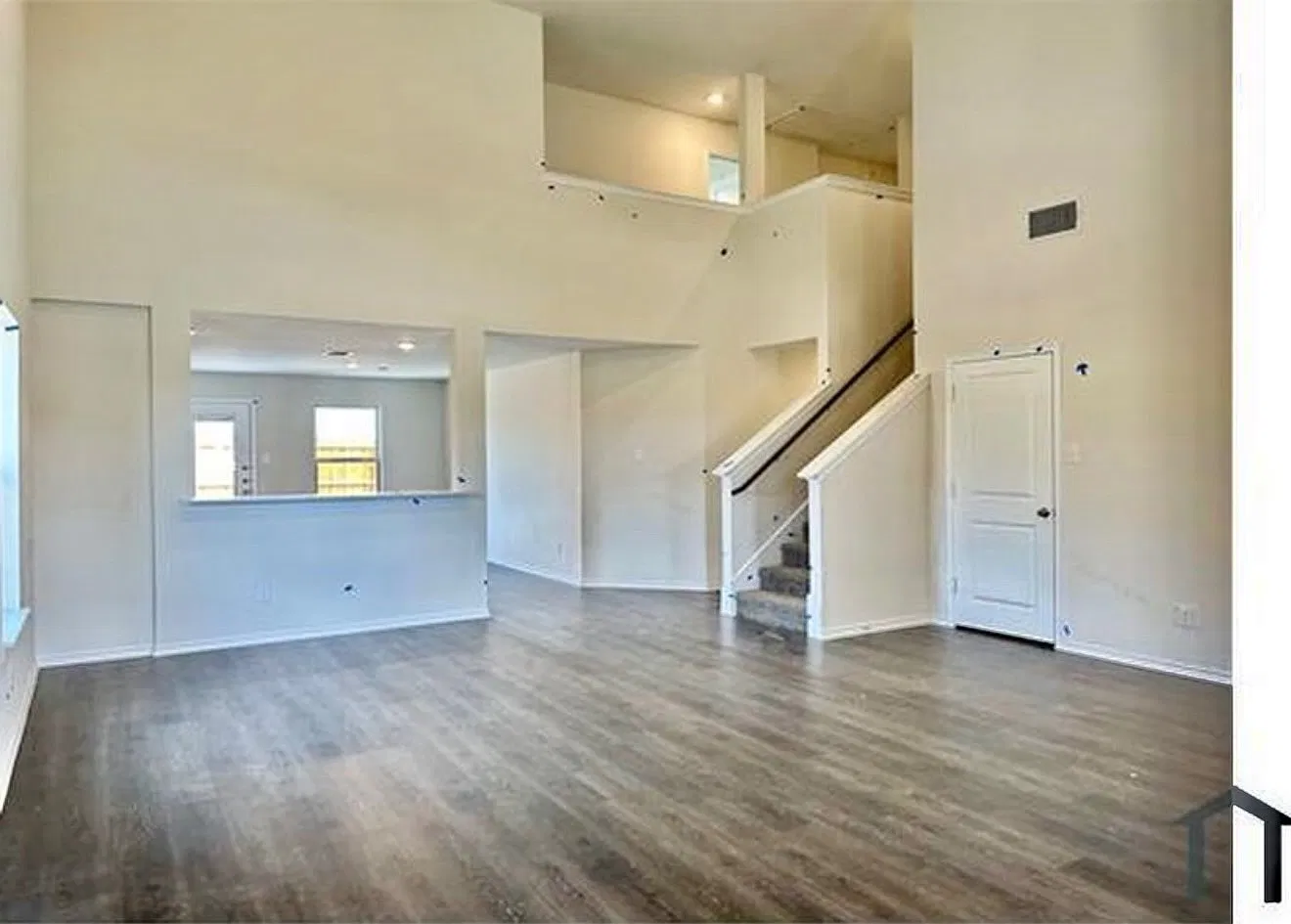 4 bed, 2119 sqft, $2,200 — Photo 2
