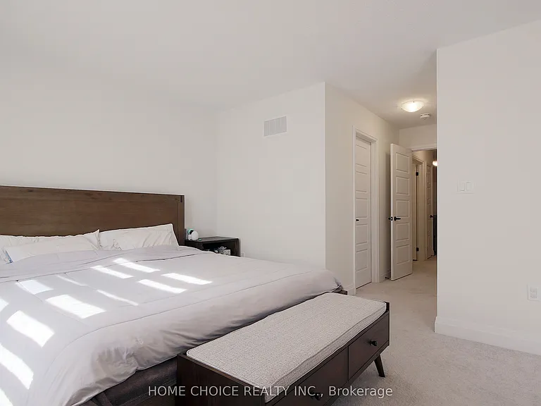 32 Ferragine Cres — Photo 19