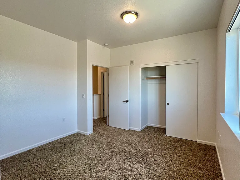 Esposti Park Apartments — Photo 19