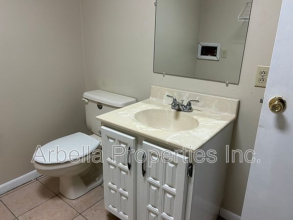 5th image of 5021 Emerald Dr APT 4