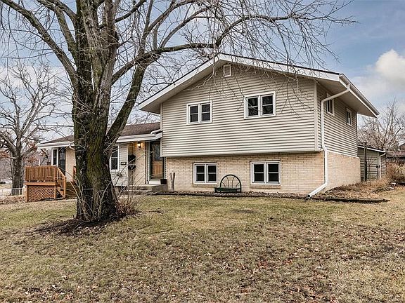 2nd image of 3901 Knollcrest Ct NE