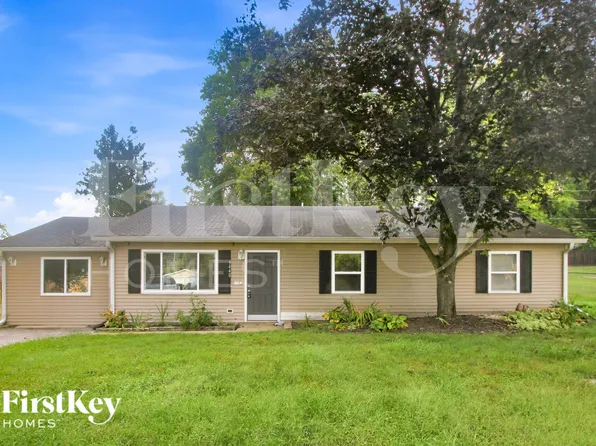 9440 Port Royal Dr, Martinsville, IN 46151