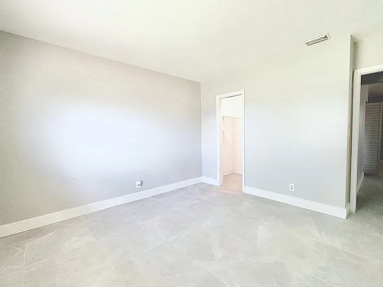 1007 W Prospect Rd — Photo 7