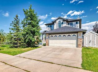 325 W Lakeview Dr, Chestermere, AB T1X 1T2