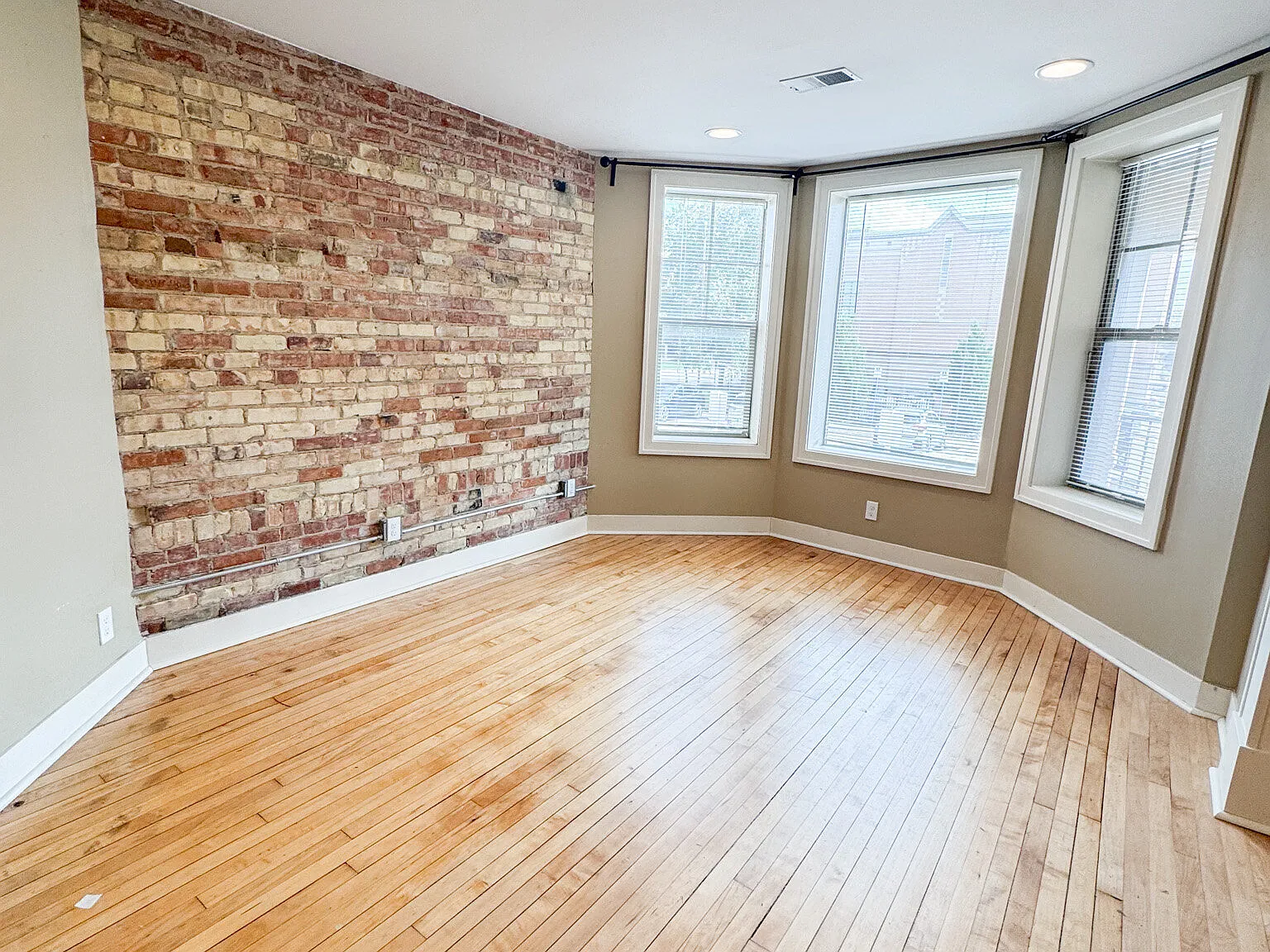 Downtown 1 Bed / 1 Bath with Central Air and Heat — Photo 3