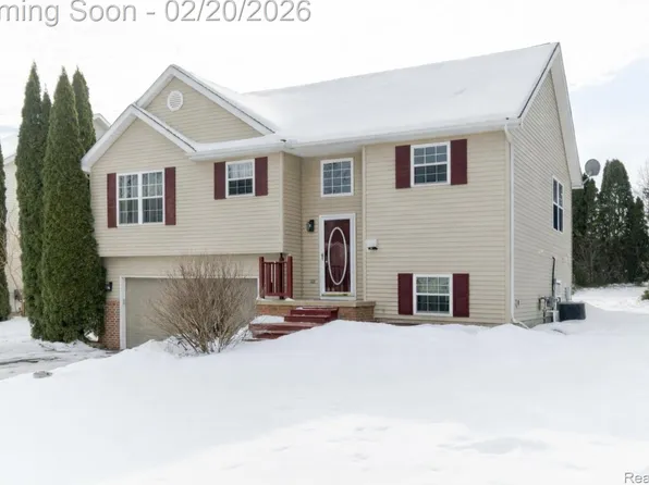 2430 Hickory Circle Dr, Howell, MI 48855