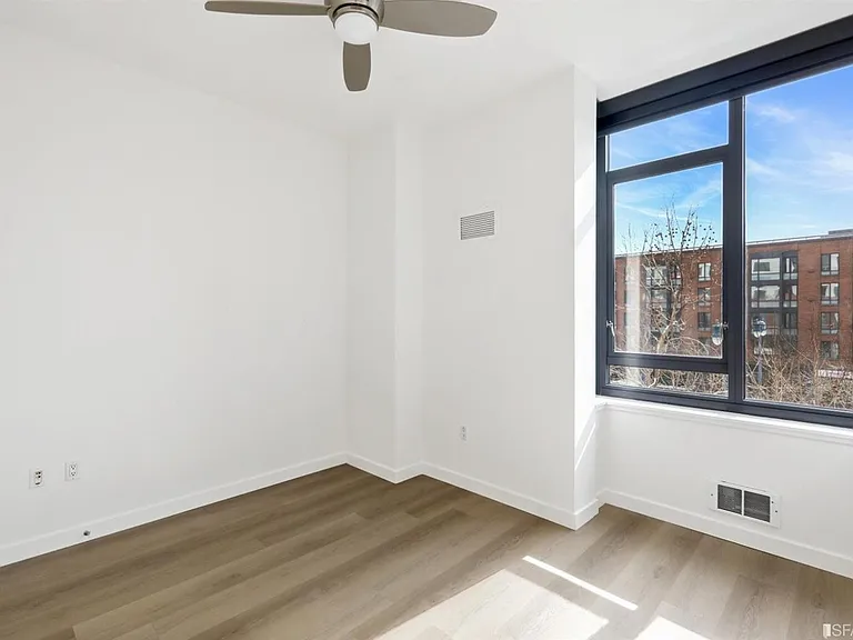 250 King St #368 — Photo 12