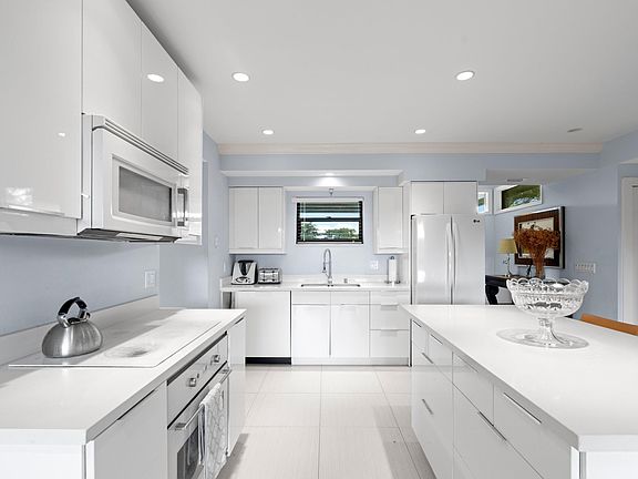 5th image of 11830 Pebblewood Drive #202