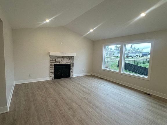 3rd image of 744 Hawthorn Ct #48