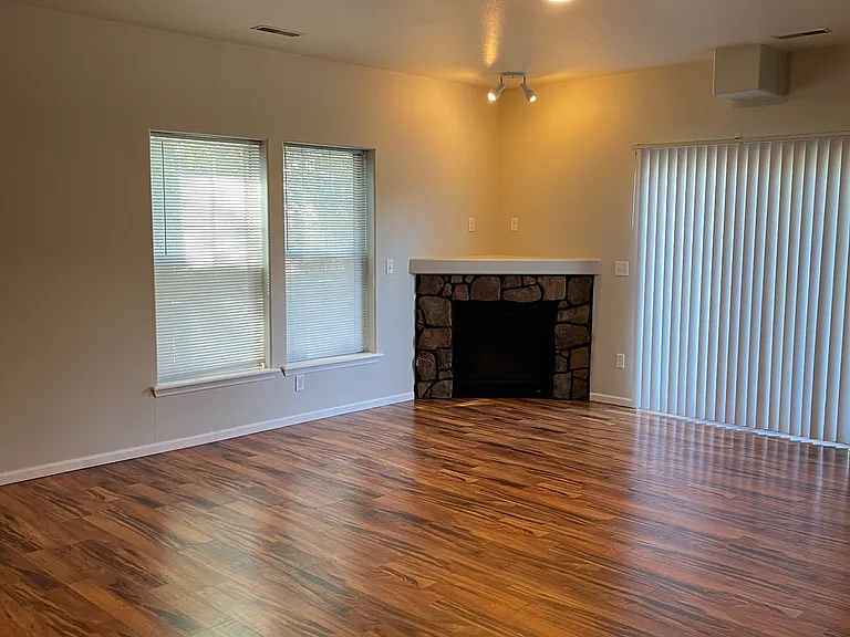 408 S Van Buren St #8 — Photo 4