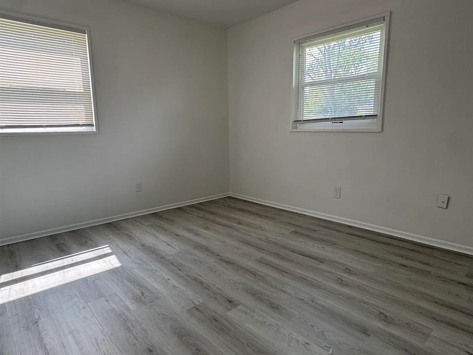 3 bed, 1.0 bath, 864 sqft, $1,100 — Photo 2