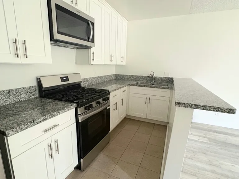 469 W Windsor Rd — Photo 4