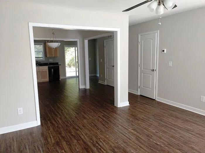 211 N Oak St #B — Photo 3
