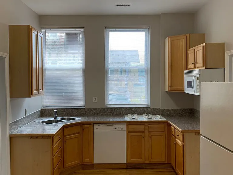 2249 W 21st St — Photo 6