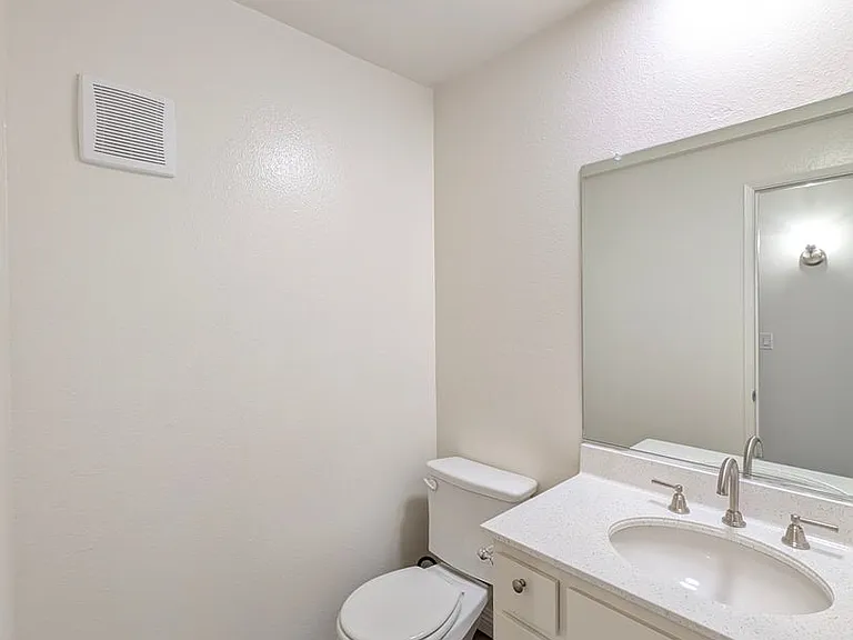 Chateau Lamont Apartments — Photo 12