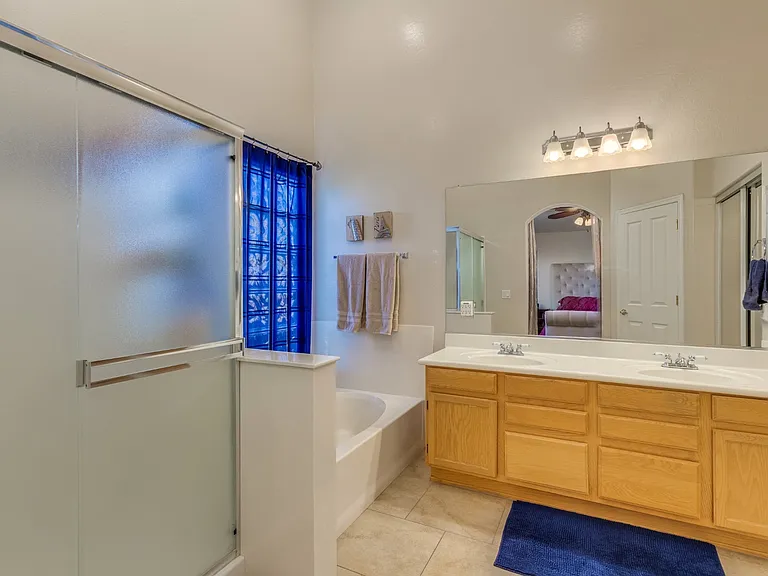 718 W Douglas Ave — Photo 11