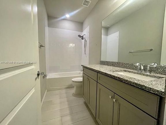 4th image of 5110 Eucalyptus Dr Unit 2
