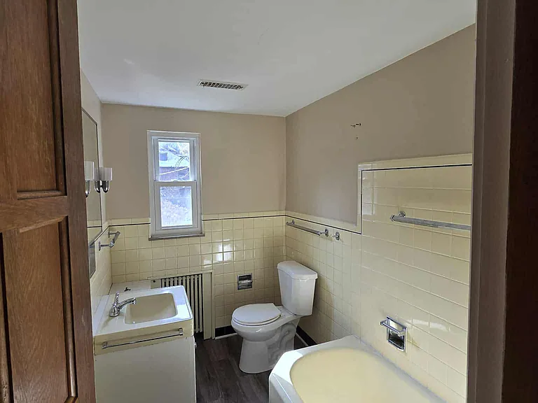 463 W 3rd St — Photo 8
