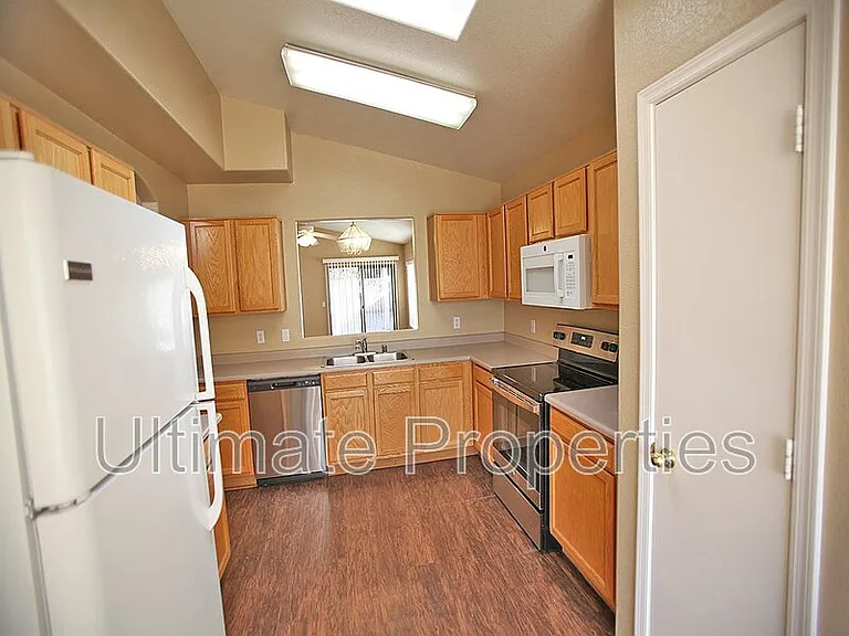 8570 W Rue De Lamour — Photo 4