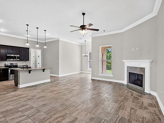4th image of 15034 Belhaven St