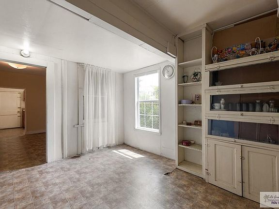 5th image of 924 W Filmore Ave