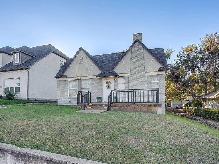 2544 S University Dr — Photo 2
