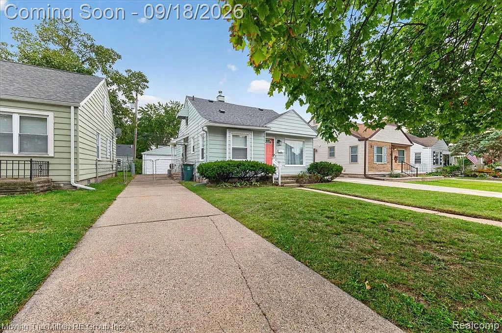 3 bed, 1.0 bath, 1008 sqft, $1,800 — Photo 2