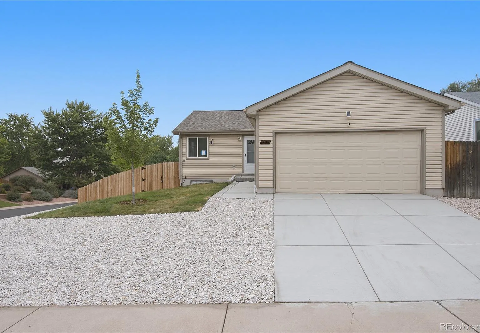 4 bed, 2.0 bath, 2001 sqft, $3,000 — Photo 3