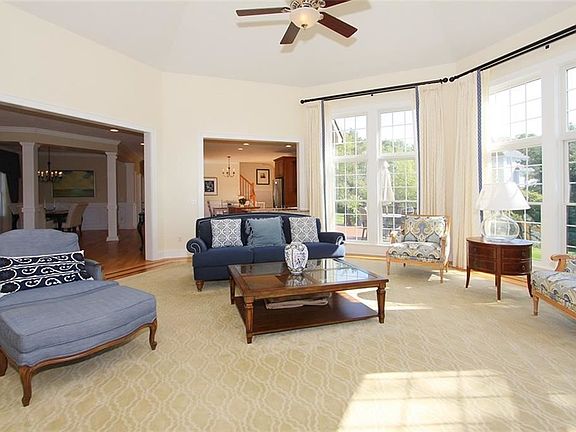 5th image of 810 Knighthood Cir