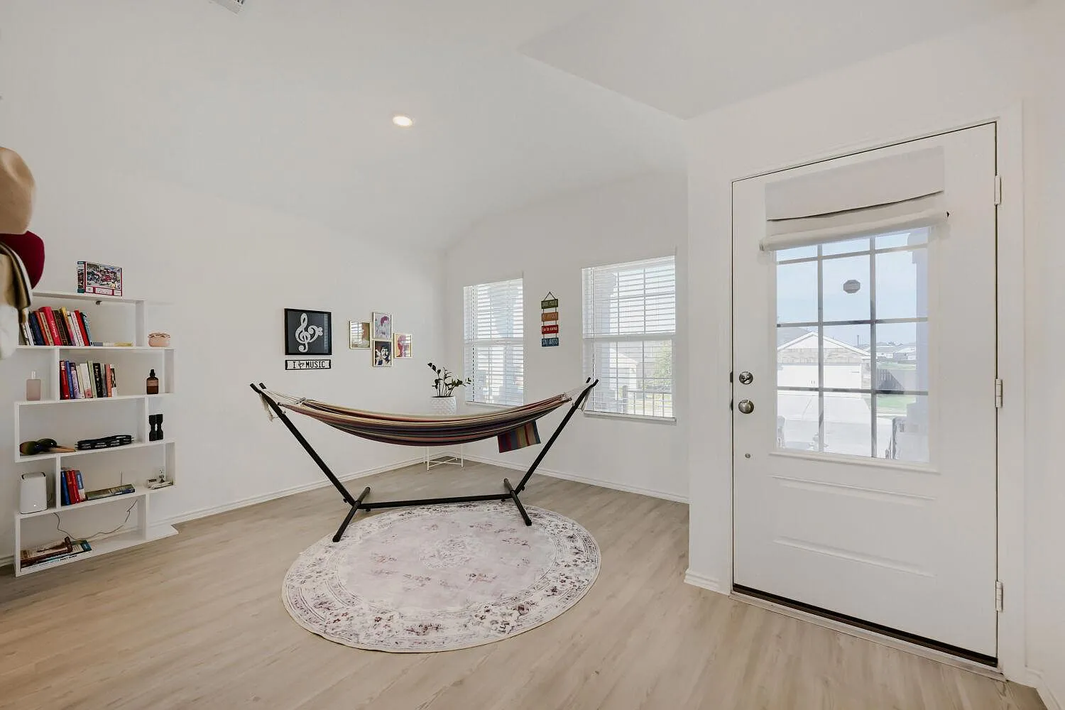 3 bed, 2.0 bath, 1763 sqft, $2,300 — Photo 3