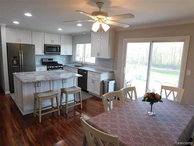 2759 Winter Dr — Photo 2
