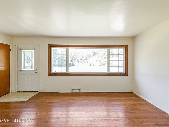 3rd image of 15555 Park Ln