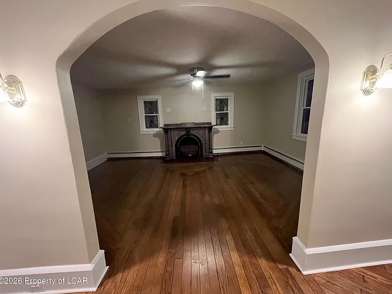 260 E Grove St — Photo 17