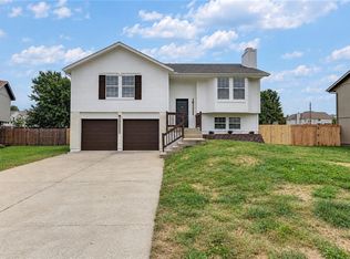 645 SE Canterbury Ln, Lees Summit, MO 64063