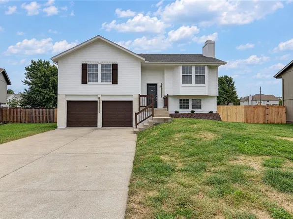 645 SE Canterbury Ln, Lees Summit, MO 64063