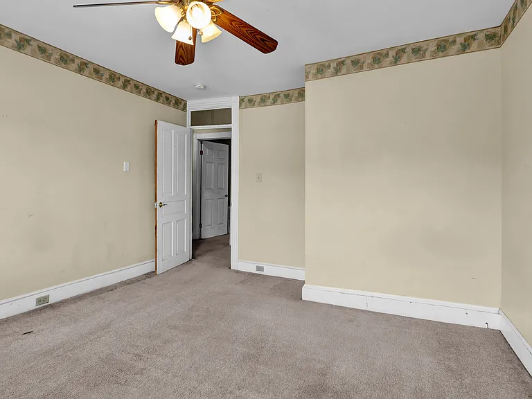 744 E Chestnut St — Photo 34