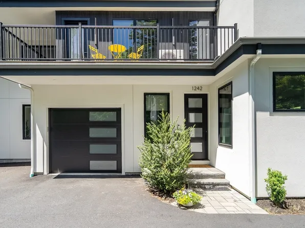 1242 Beacon St, Waban, MA 02468