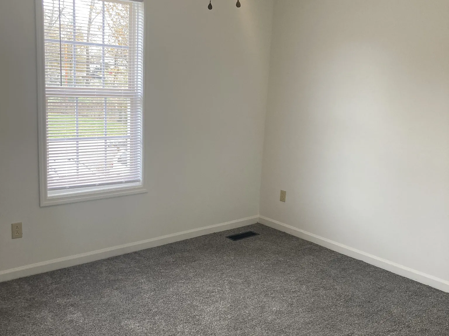 118 West Market St - B — Photo 4