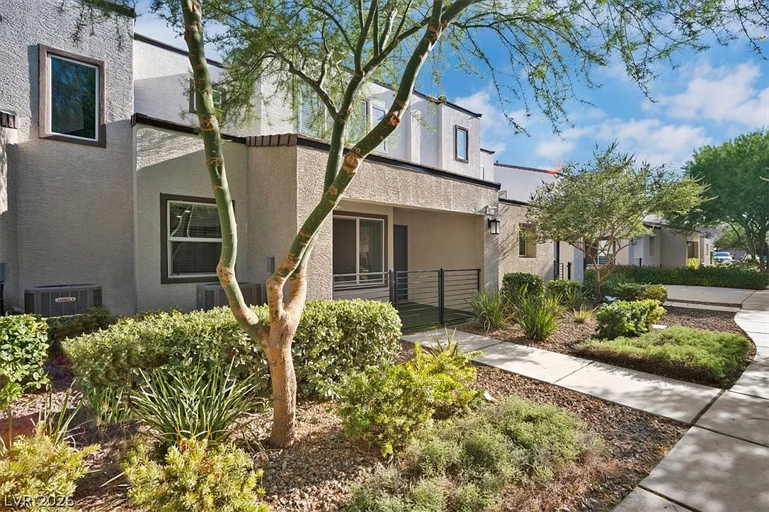 3 bed, 2.5 bath, 1329 sqft, $1,950 — Photo 2