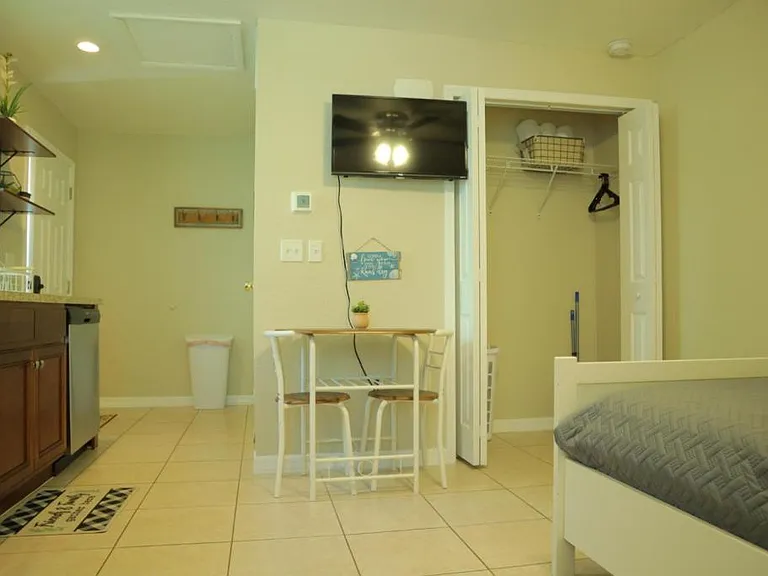 807 Adams St — Photo 5