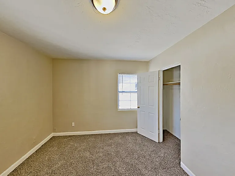 2813 N Greenfield Rd — Photo 5