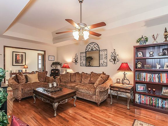 3rd image of 686 Oakledge Dr