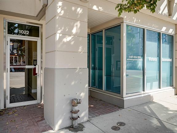 2nd image of 1022 Fort St #203
