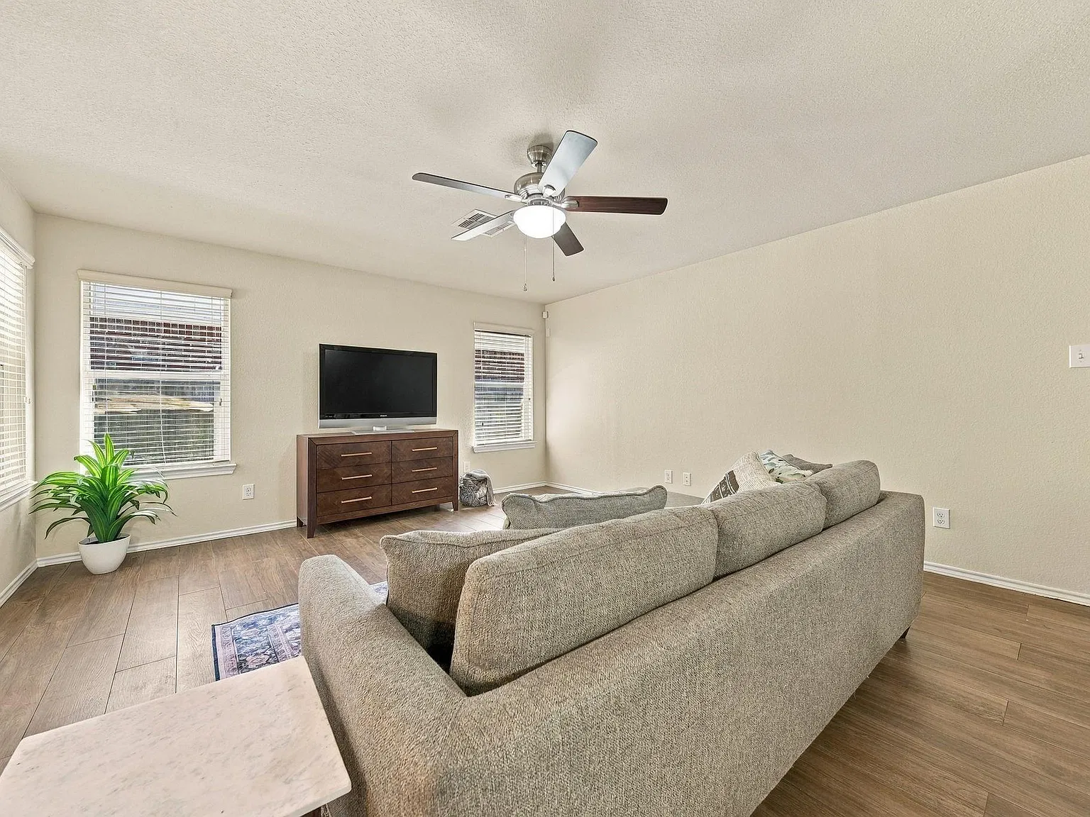 3 bed, 2.0 bath, 1454 sqft, $1,875 — Photo 2