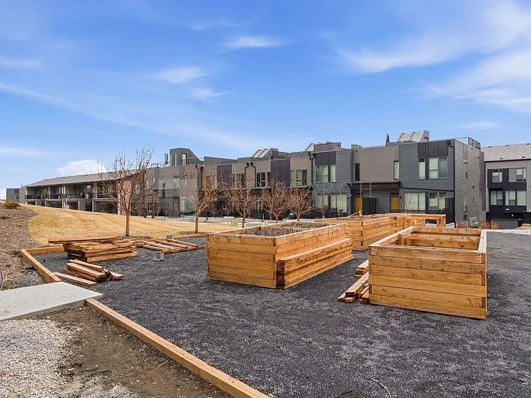 244 Sovereign Cres SW #1 — Photo 36