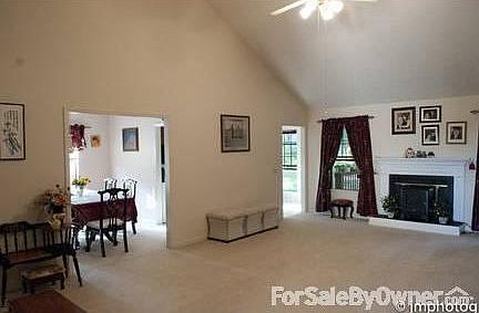 Living room
						:
						3/4 View